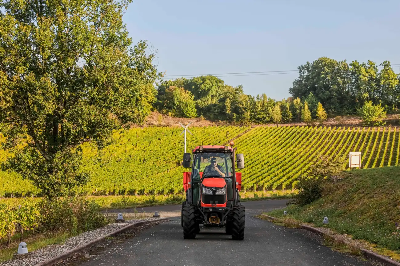 Le tracteur dans les vignes
